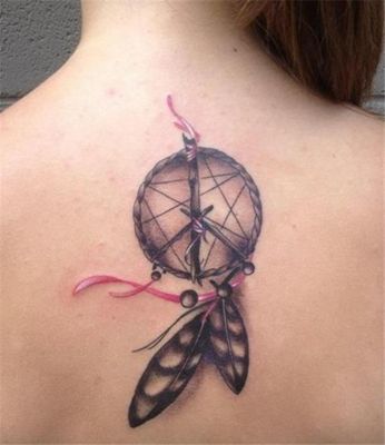  Tatouage attrape rêve noir et rose sur le milieu du dos